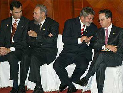 El príncipe de Asturias conversa con Fidel Castro en Quito. A la derecha, los presidentes de Brasil, Luiz Inácio Lula da Silva, y de Colombia, Álvaro Uribe.