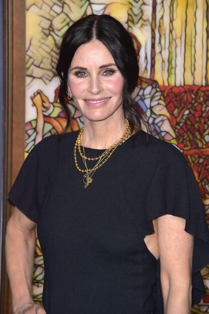 Courteney Cox ha hablado abiertamente sobre su arrepentimiento tras pasar por el bisturí. En una entrevista para ‘The Sunday Times’, la inolvidable Mónica de ‘Friends’ se sinceró sobre cómo intentó perseguir la eterna juventud de forma infructuosa a través de tratamientos estéticos: “Hay un momento en el que dices: ‘Ay, estoy cambiando. Empiezo a parecer mayor’. E intentas perseguir esa juventud durante años”, reconoció. “No me di cuenta de que, mierda, se me veía realmente rara con los pinchazos y haciéndole todas esas cosas a mi cara que nunca debí hacerme”. Incluso explicó que, una vez retirados esos implantes, se planteó colgar unas fotos en Instagram donde compara el antes y el después. “Pondría el siguiente mensaje: ‘El día en que te das cuenta de lo que están hablando tus amigos’. Porque la gente hablaría sobre mí, imagino. Llegó un momento en que dije: ‘Tengo que parar. Esto es de locos”.