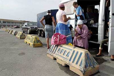 Un grupo de inmigrantes, ayer en Algeciras, momentos antes de embarcar con dirección a Tánger.
