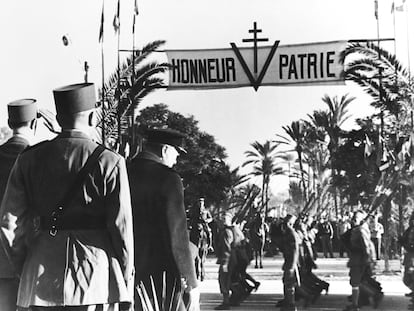 De Gaulle y Churchill ven desfilar las tropas francesas en Marraquech (Marruecos), en enero de 1944.