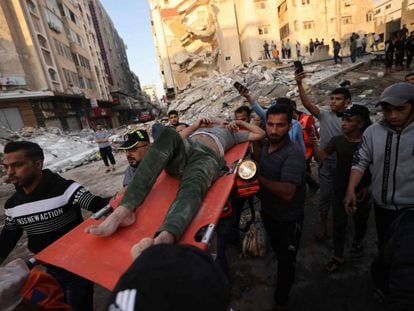 Un superviviente es rescatado entre los escombros de un edificio en Gaza.