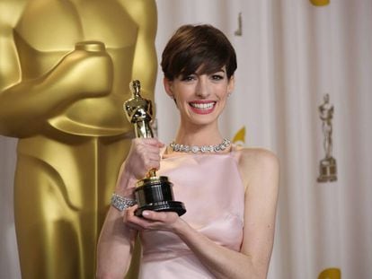 Anne Hathaway con el Oscar que ganó a mejor actriz de reparto en 2013.