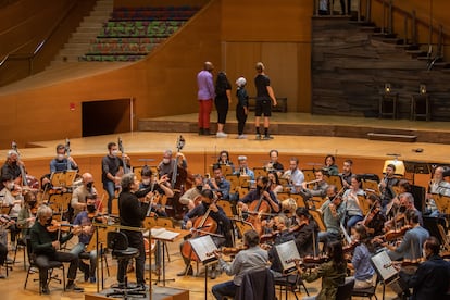 Dudamel, en un momento del ensayo de 'Fidelio', el martes con la Orquesta Filarmónica de Los Ángeles y el Coro de Manos Blancas.