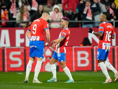 Dovbyk celebra con Yan Couto, tras marcar ante el Alavés.