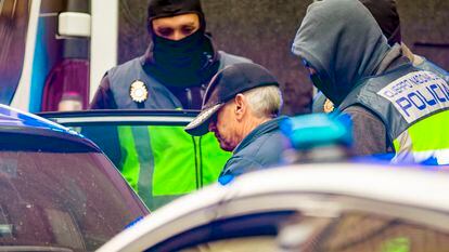 Pompeyo González, acusado del envío de cartas con material pirotécnico, es introducido por la policía en un vehículo tras su arresto el pasado miércoles en Miranda de Ebro (Burgos).