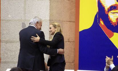 El expresidente Felipe González saluda a Lilian Tintori.