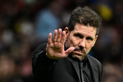 Simeone durante el derbi ante el Real Madrid este domingo.