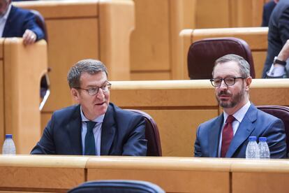 El presidente del PP, Alberto Núñez Feijóo (i), y el portavoz del Partido Popular (PP) en el Senado, Javier Maroto (d), durante una sesión del Senado, a 29 de marzo de 2023, en Madrid (España). El Senado debate hoy las leyes del convenio económico con Navarra y el cupo vasco.
29 MARZO 2023;MADRID;SENADO;VOTACIONES;FEIJÓO
Gustavo Valiente / Europa Press
29/03/2023