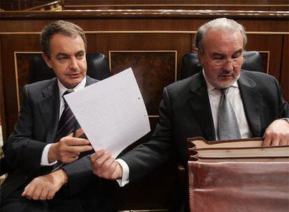 Solbes muestra un documento a Zapatero en el último debate parlamentario de Presupuestos.