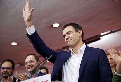 Pedro Sánchez saluda a sus seguidores en la sede de Ferraz tras conocerse los resultados electorales, en 2019.
