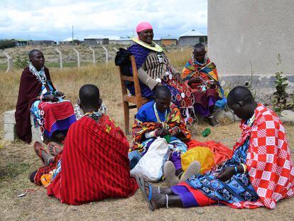 Un grupo de mutiladoras hacen productos de artesan&iacute;a con cuentas en Likramuni, en el norte de Tanzania. 