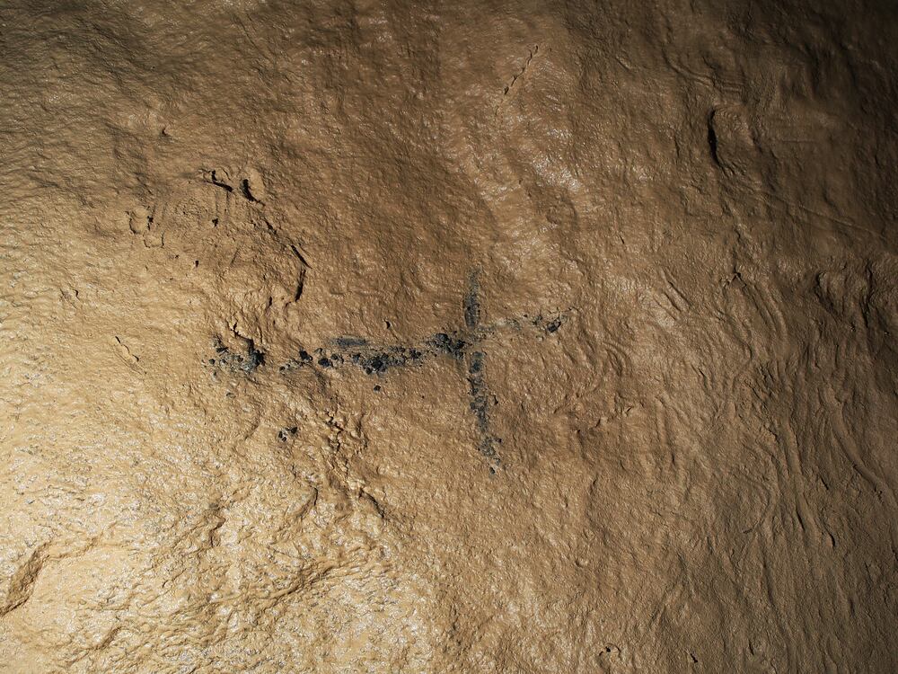 La cruz situada antes de la Sala de las Pinturas.