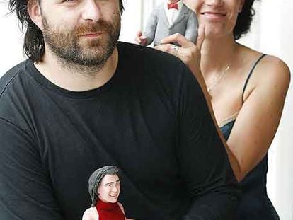 Fernando Cortizo e Isabel Rey posan con sus muñecos.