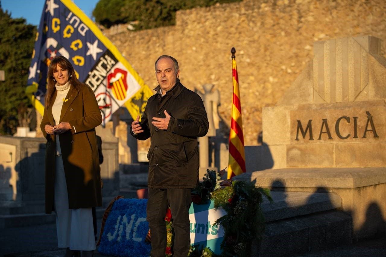 Laura Borràs y Jordi Turull, este lunes, frente a la tumba de Francesc Macià en el cementerio de Montjuïc de Barcelona.