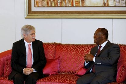 El ministro espa&ntilde;ol de Exteriores, Alfonso Dastis, con el presidente de Costa de Marfil, Alassane Ouattara. 