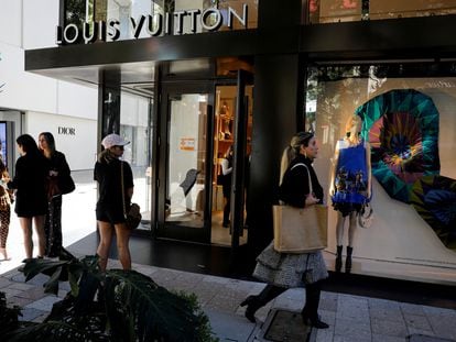 Gente paseando frente a una tienda de Louis Vuitton en Miami.