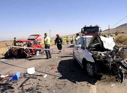 Estado en que quedaron los vehículos tras el impacto. Al fondo, el coche en el que perecieron cinco miembros de una familia.