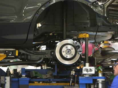 Un trabajador en la planta Ford de Almussafes (Valencia).