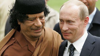 Muamar el Gadafi y Vladímir Putin, en una reunión en Trípoli en 2008.