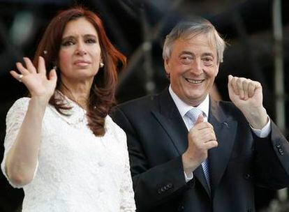 El matrimonio Kirchner saluda ante la Casa Rosada tras la transferencia de la presidencia, en diciembre de 2007.