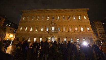 Un grupo de personas frente a la Embajada de Francia en Roma, tras el atentado contra &#039;Charlie Hebdo&#039;, el pasado 7 de enero. 