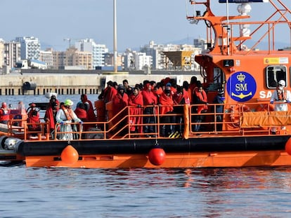 Salvamento Marítimo traslada al puerto de Almería a 58 personas, rescatadas en el mar de Alborán el 27 de diciembre.