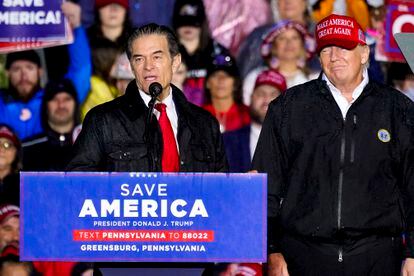 El candidato republicano al Senado por Pensilvania, Mehmet Oz, en un mitin junto a Donald Trump, en mayo pasado. 