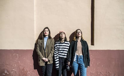 De izquierda a derecha, María Talaverano, Paola Rivero y Alicia Ros, la banda Cariño, este miércoles en Lavapiés