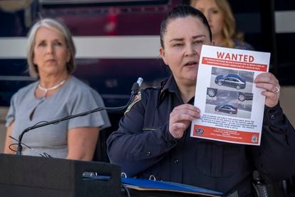 La jefa de investigaciones de la Policía de Albuquerque, Cecily Barker, muestra fotos de un auto relacionado a los asesinatos, el pasado domingo, en Albuquerque, Nuevo México (EEUU).