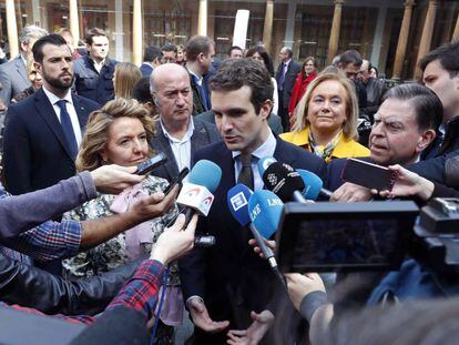 Pablo Casado atiende a los medios de comunicación tras la firma del acuerdo de coalición con Foro Asturias. 