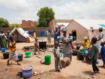 Mujeres y niños peul, en el campo de Dialakorobougou.