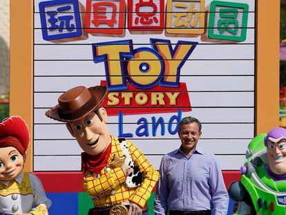 Bob Iger con los personajes de Toy Story