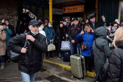 Personas hacen fila para evacuar la ciudad de Kiev, en Ucrania. 