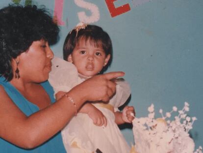 Celia Ramos con una de sus hijas, en una imagen del archivo familiar.
