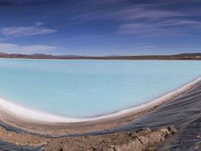 Uno de los piletones en los que se trata la salmuera para producir carbonato de litio en el salar de Olaroz, en la provincia de Jujuy, al norte de Argentina.