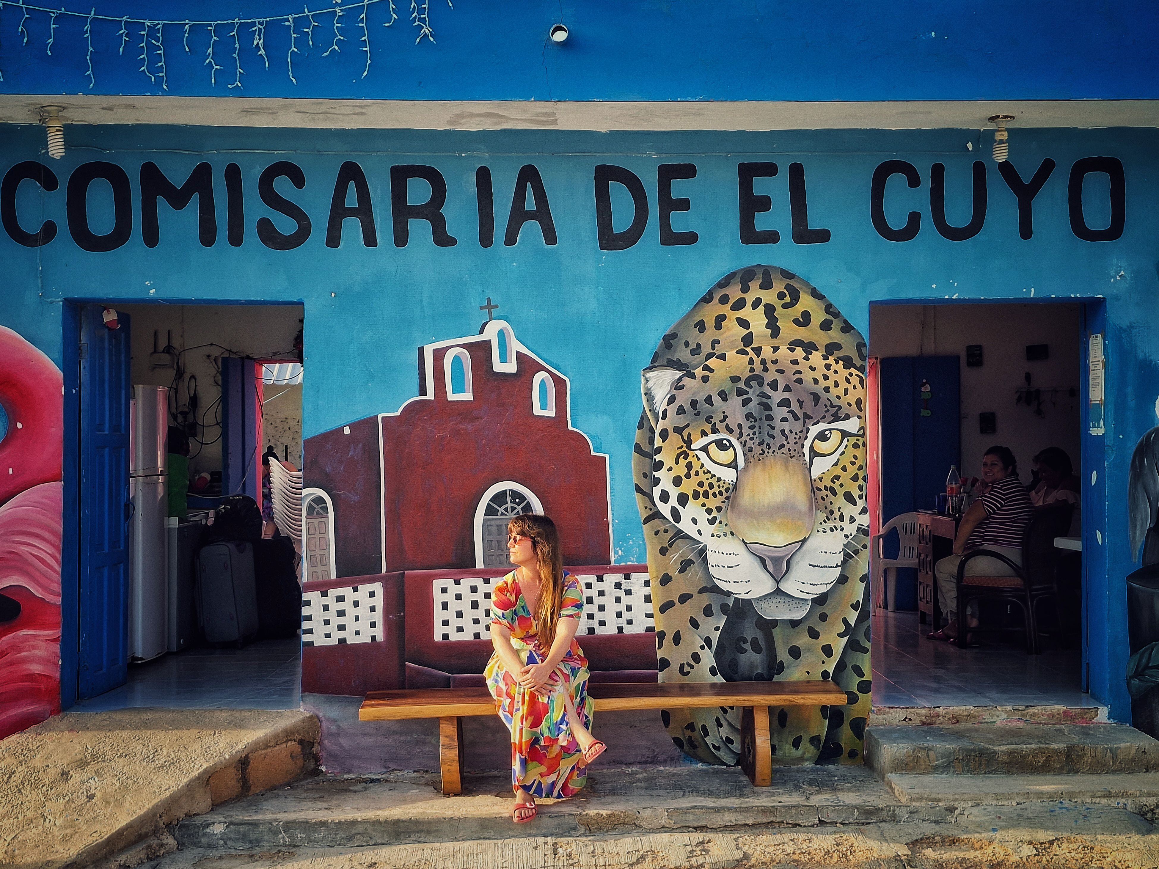 El colorido exterior de la comisaría El Cuyo (México).