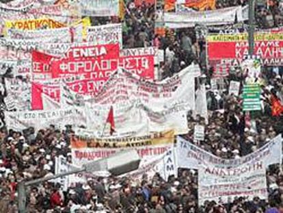 Participantes en una manifestación en el centro de Atenas.
