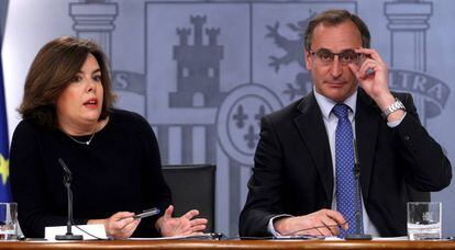 La vicepresidenta del Gobierno, Soraya Saenz de Santamaria, y el ministro de Sanidad, Alfonso Alonso durante la rueda de prensa posterior al último Consejo de Ministros.