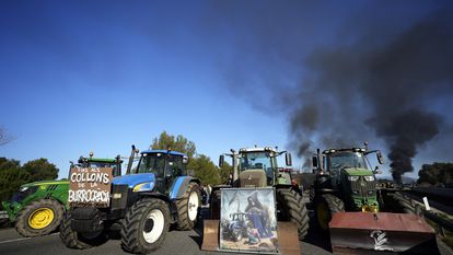 Decenas de tractores cortan en ambos sentidos la AP-7 a la altura de Pontós (Girona).