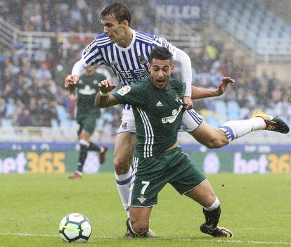 Llorente derriba a Sergio León.