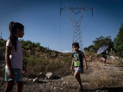 Un par de niños juegan en el Municipio de Chiapa de Corzo, en Chiapas, el 02 de Diciembre de 2020.  La crisis del coronavirus ha dejado a millones de estudiantes fuera de las escuelas.