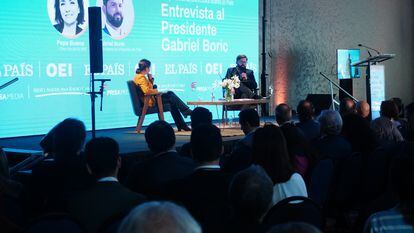 La directora de EL PAÍS, Pepa Bueno, entrevista al presidente chileno, Gabriel Boric, durante el foro celebrado en Santiago de Chile el pasado viernes.
