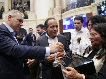 Alexander López Maya, al centro, durante la votación en la que elegido presidente del Senado, el 6 de junio en Bogotá (Colombia).