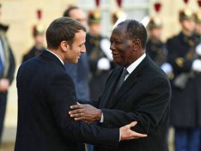 Emmanuel Macron y Alassane Ouattara.