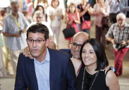 Jorge Rodríguez, acompañado de Mónica Torró, abandona la Diputación tras presentar su renuncia.