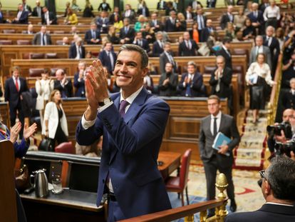 Pedro Sánchez recibe el aplauso del hemiciclo tras ser investido presidente del Gobierno.