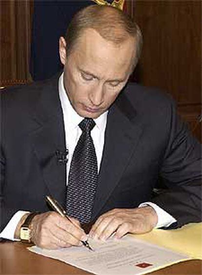 Putin, firmando ayer en Moscú el decreto de disolución del Gabinete.