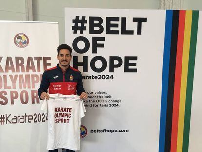 Damián Quintero posa con la camiseta de apoyo al kárate que lucirán este viernes en la ceremonia de inauguración del Europeo.