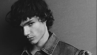 “Hace cinco años no sé si habría sido capaz de mostrarme tal y como me muestro hoy o de hacer el tipo de fotos que hago”, dice el modelo y actor. En esta fotografía, lleva chaqueta negra de piel y chaleco 'denim' con bordado, todo de Celine Homme.    