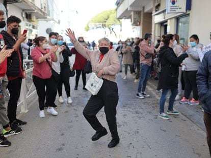 Una barbateña se arranca a bailar flamenco después de que la localidad gaditana se haya visto agraciada con un tercer premio que les ha dejado 45 millones de euros.
